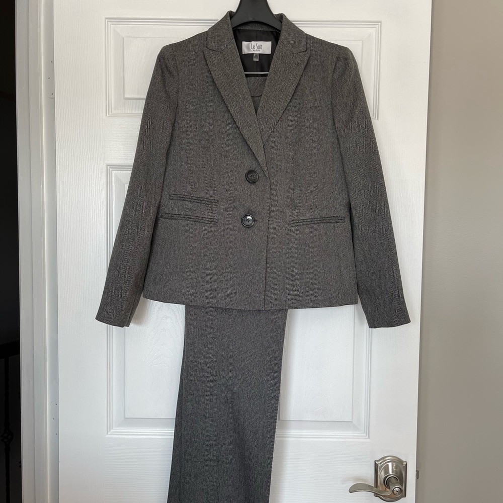 Le Suit 2 piece Pantsuit